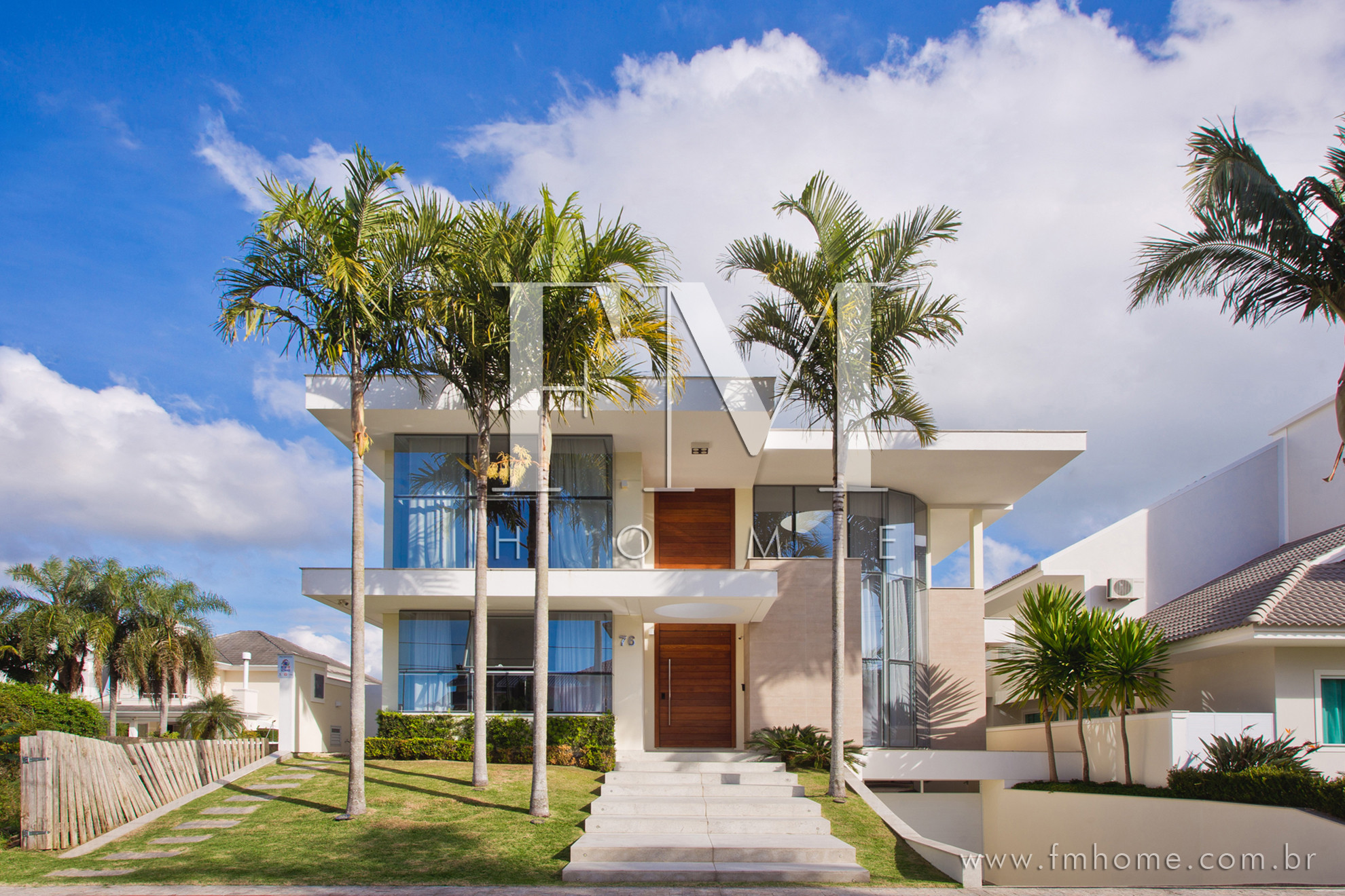 Casa nova, moderna e de alto padrão em Jurerê Internacional.